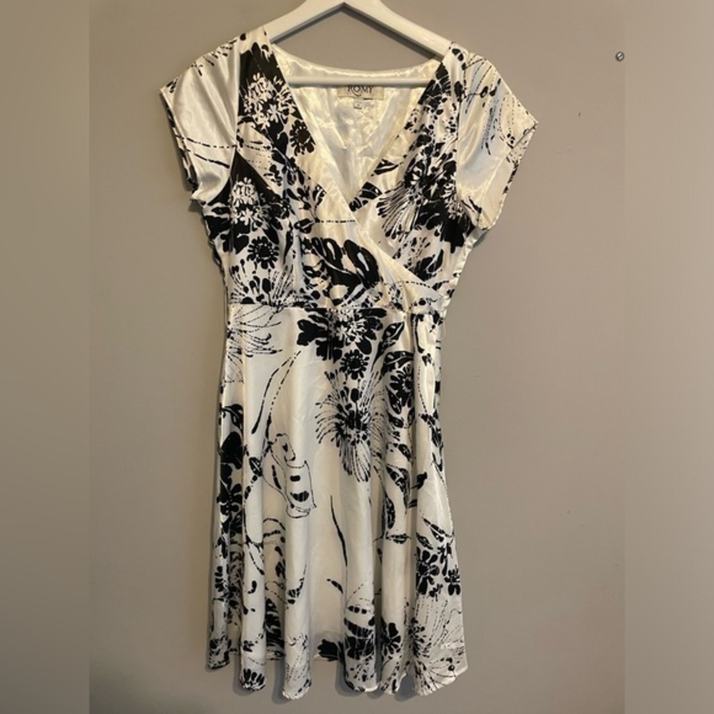 Romy white and black floral dress‎ size small